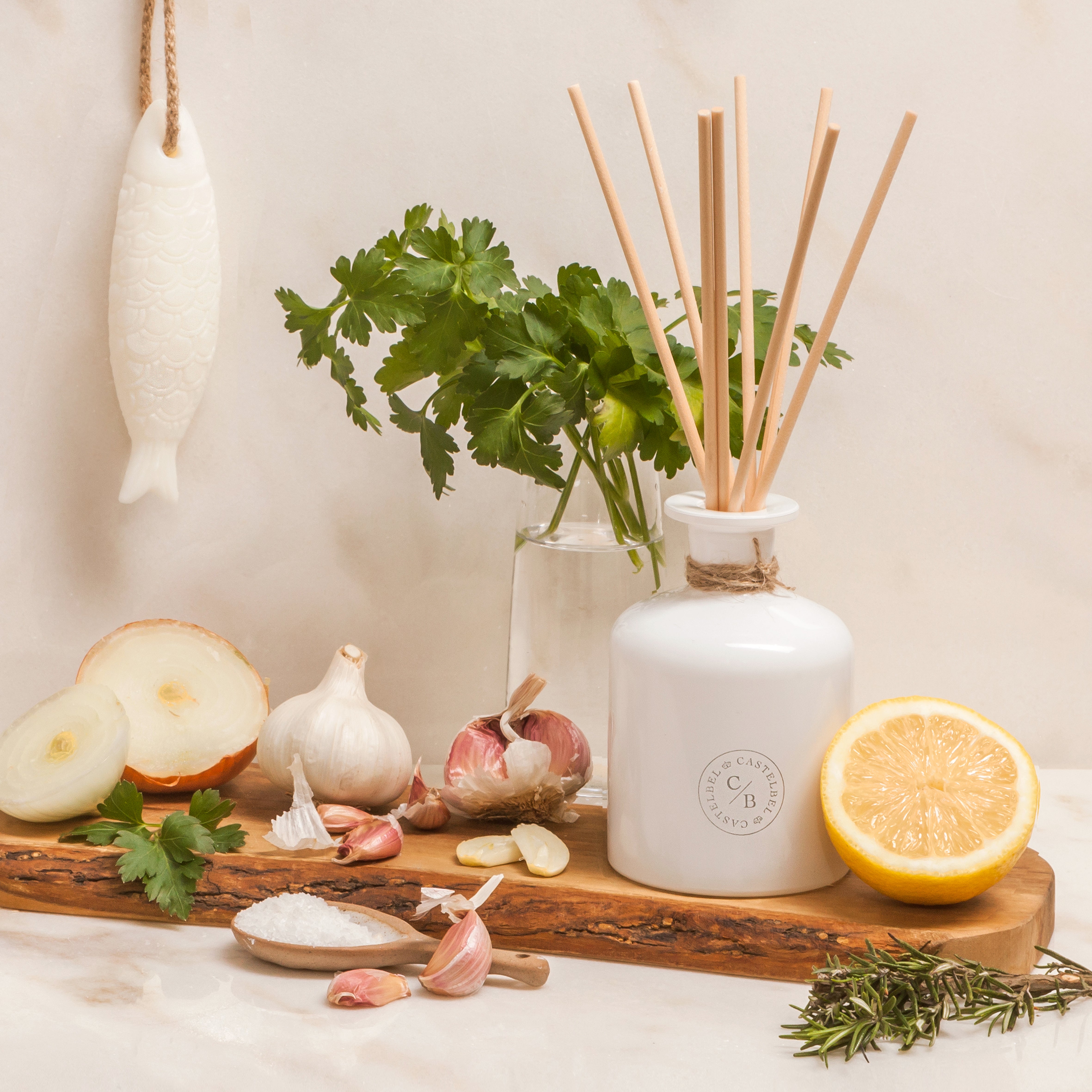 Savon en forme de sardine sur une corde