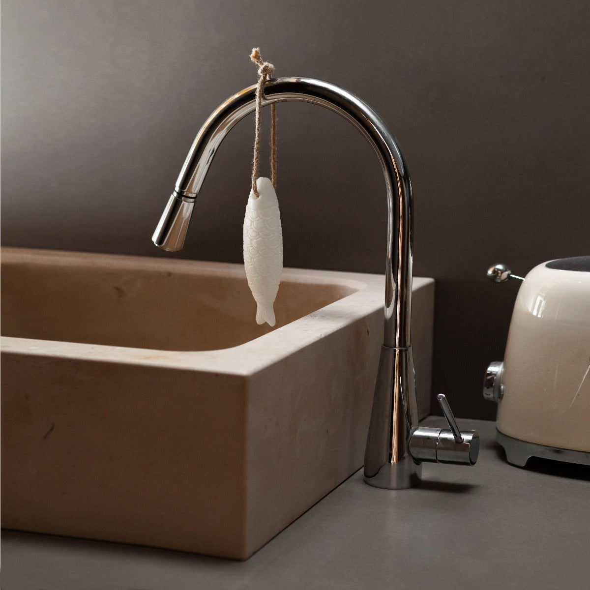 Savon en forme de sardine sur une corde