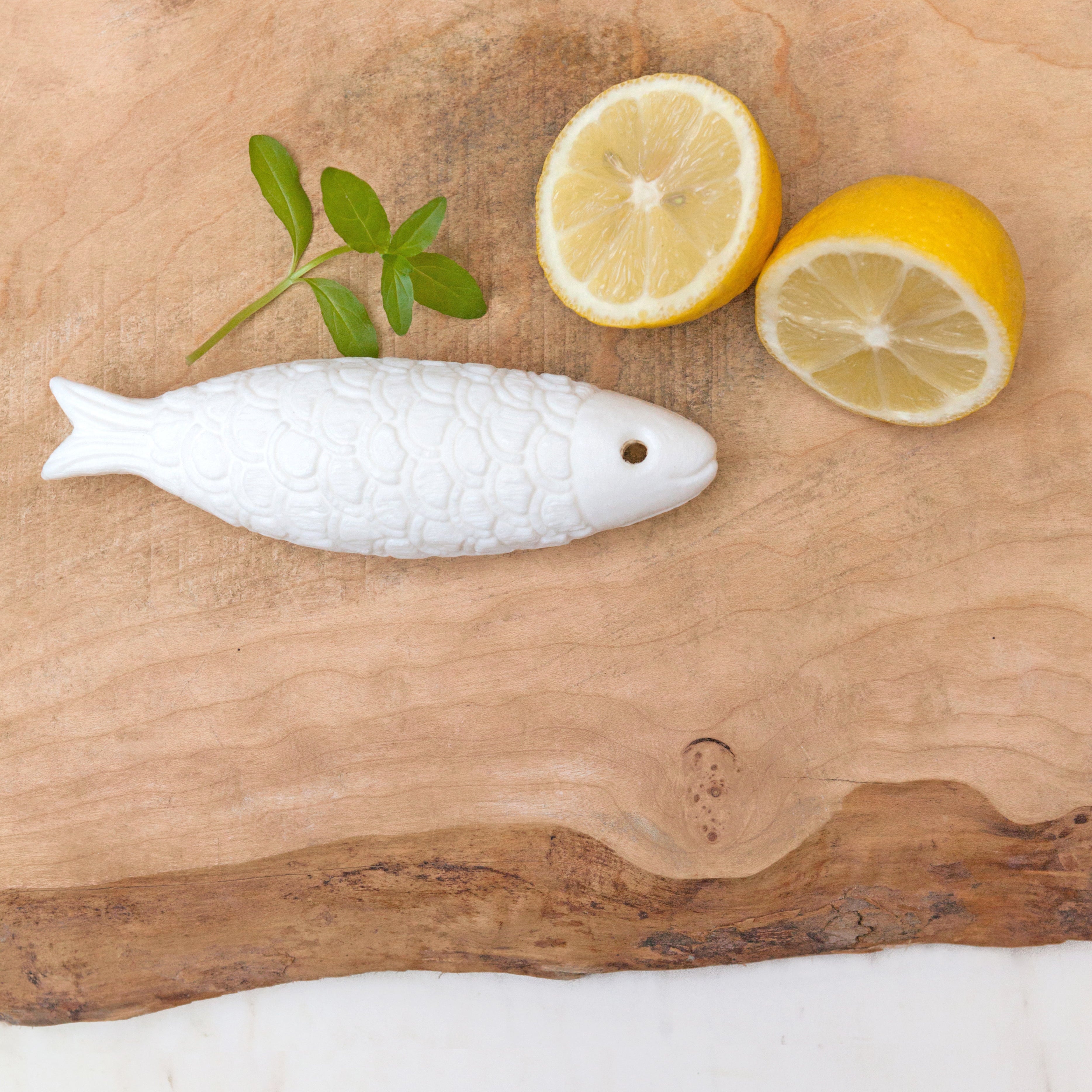 Savon en forme de sardine sur une corde