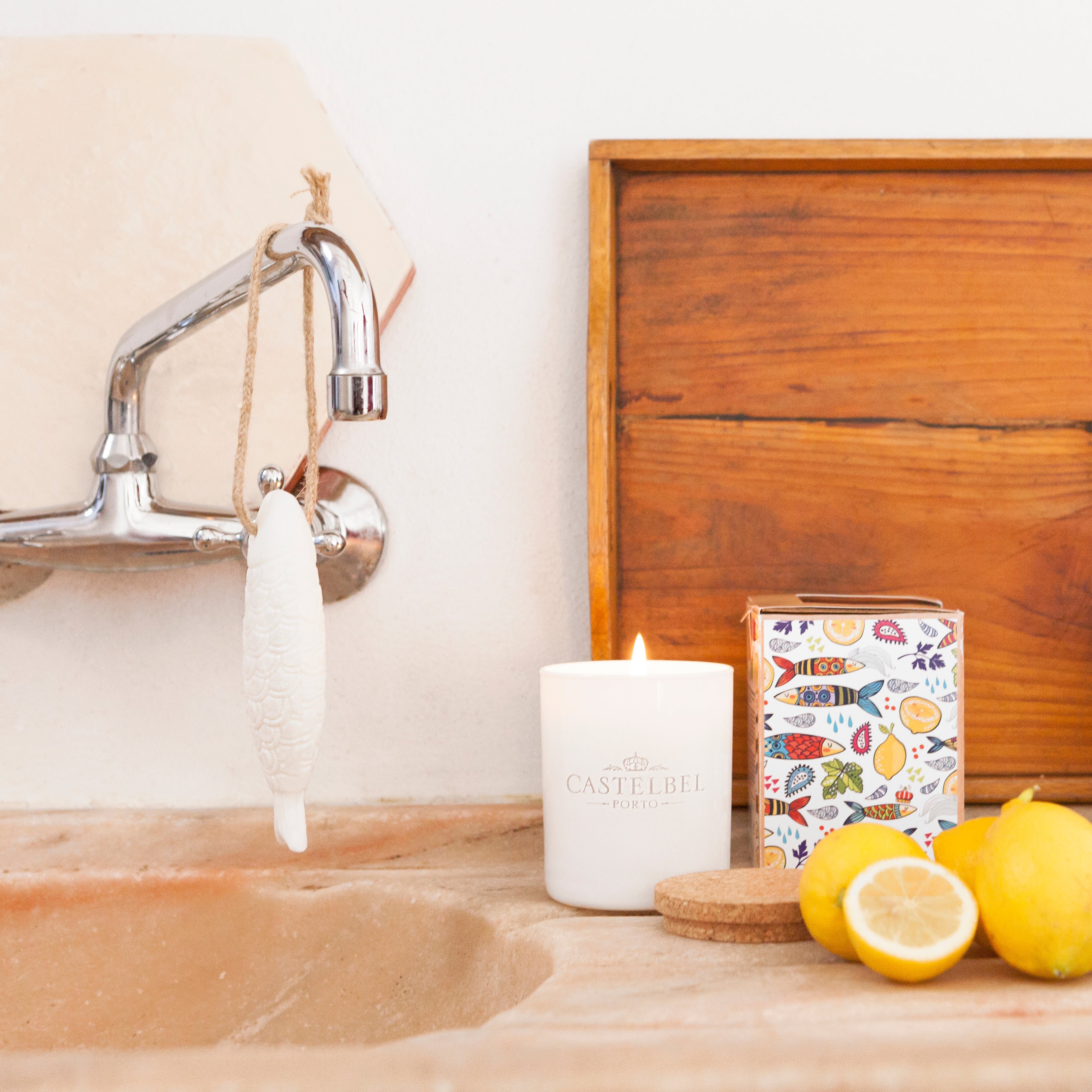 Savon en forme de sardine sur une corde