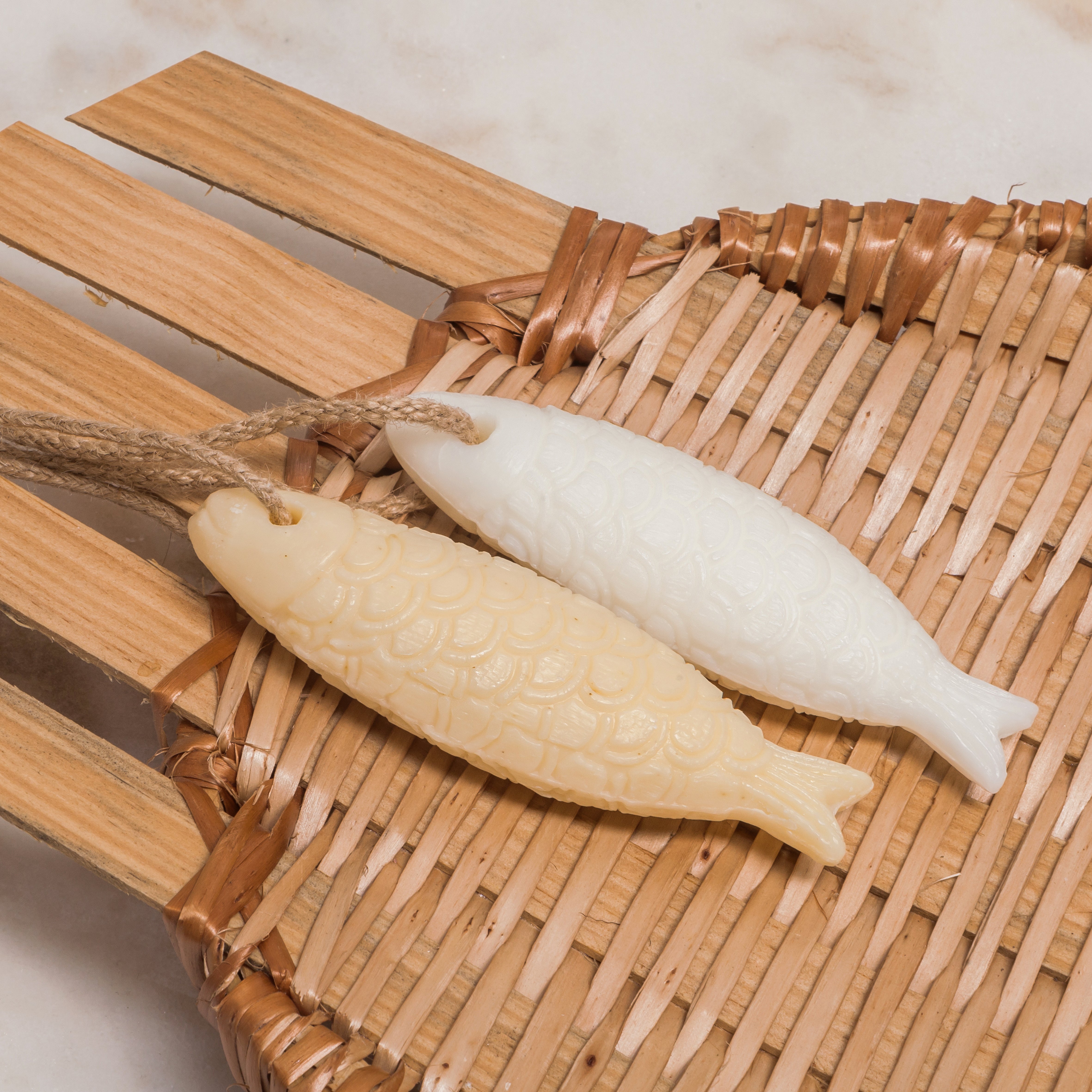 Savon en forme de sardine sur une corde