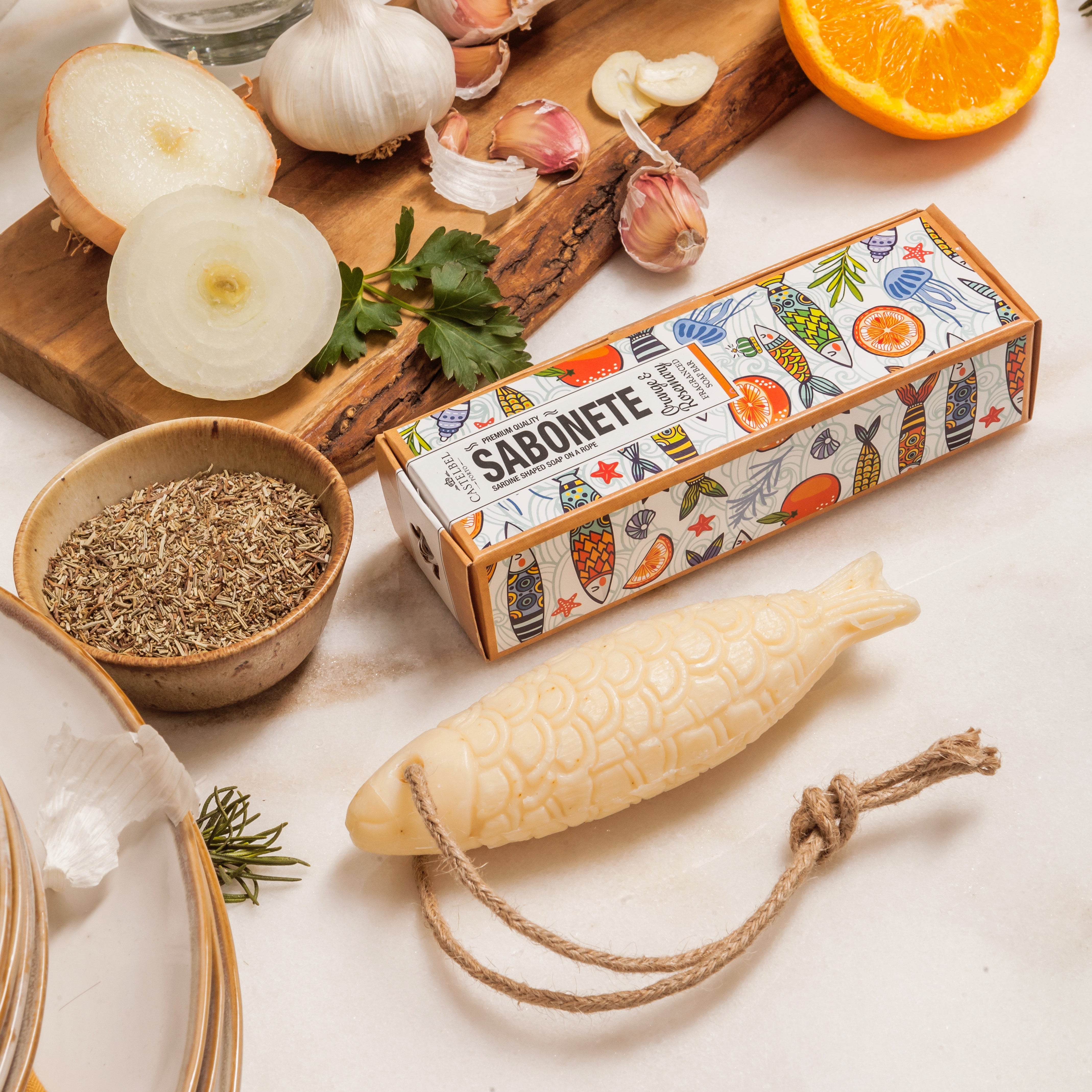 Savon en forme de sardine sur une corde