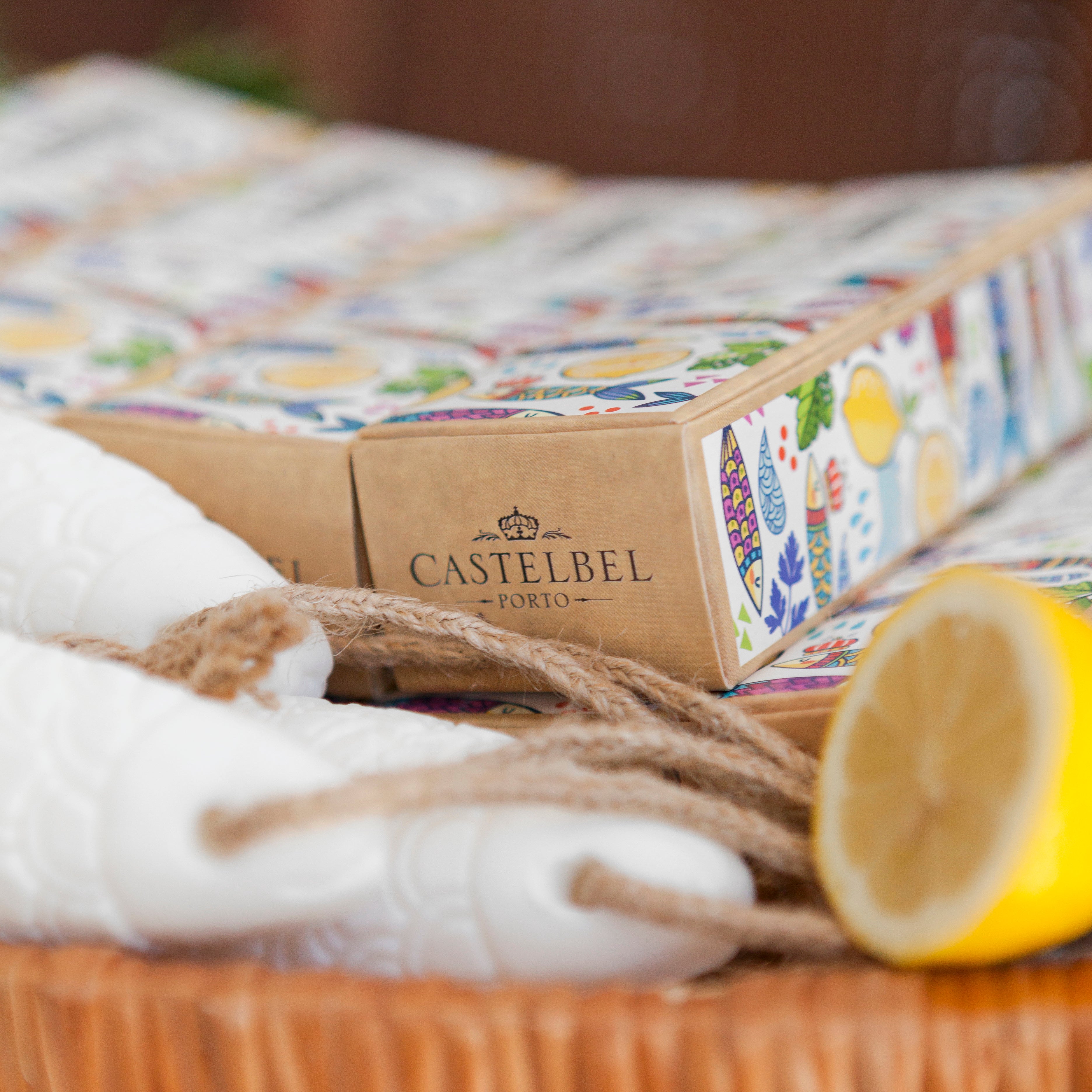 Savon en forme de sardine sur une corde