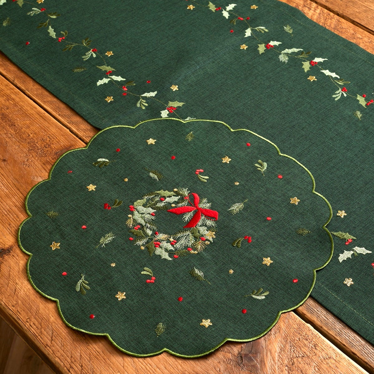 Scalloped Embroidered Wreath Placemats