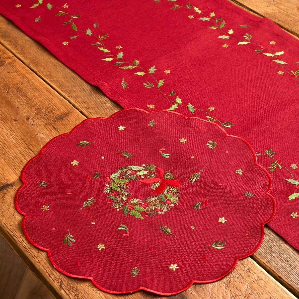 Scalloped Embroidered Wreath Placemats